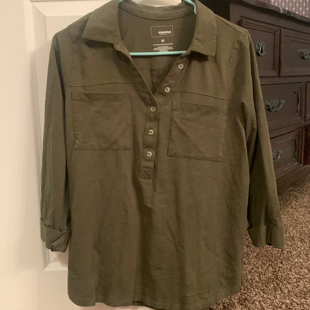 Women’s medium 3/4 sleeve top with buttons down front